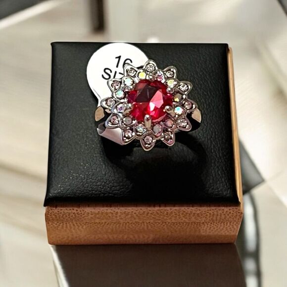 Elegant Deep Pink Stone Flower Silver Tone Ring Size 5.25 - Picture 2 of 4